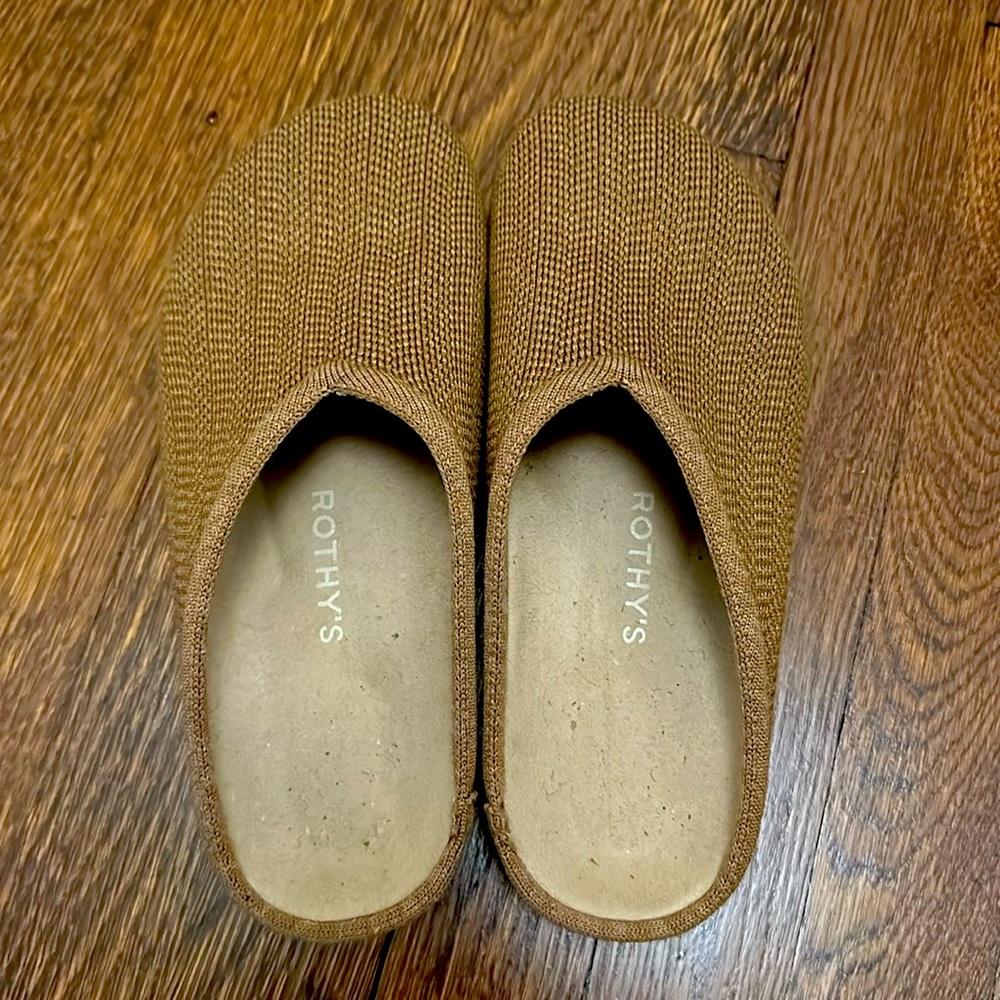 Rothys women’s clog, teak herringbone, size 7. Beautiful herringbone pattern